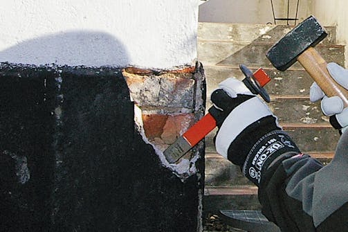 Reparation av sockelhörn: Förarbetet och det innersta grova lagret Reparation av sockelhörn: Förarbetet och det innersta grova lagret